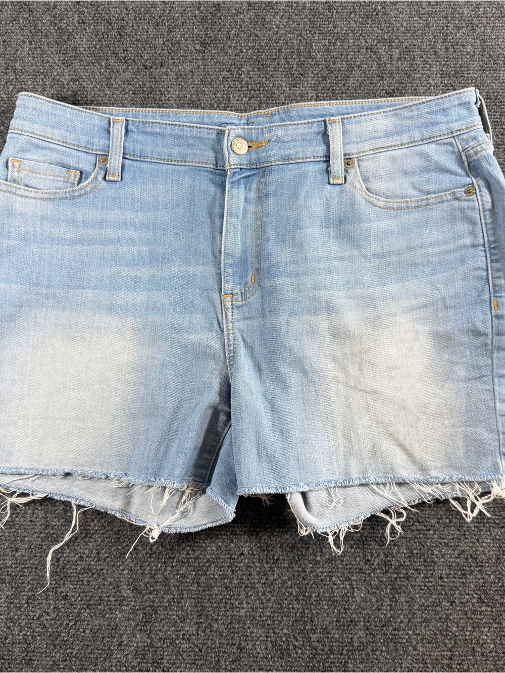 Vineyard Vines Light Wash Denim Jean Shorts Raw Hem Sunmer Casual Women Size 12